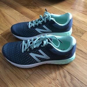 LIKE NEW- Women’s New Balance sneakers